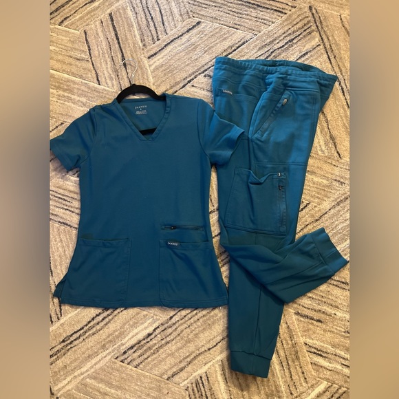 Jaanuu Tops - Jaanuu scrub set